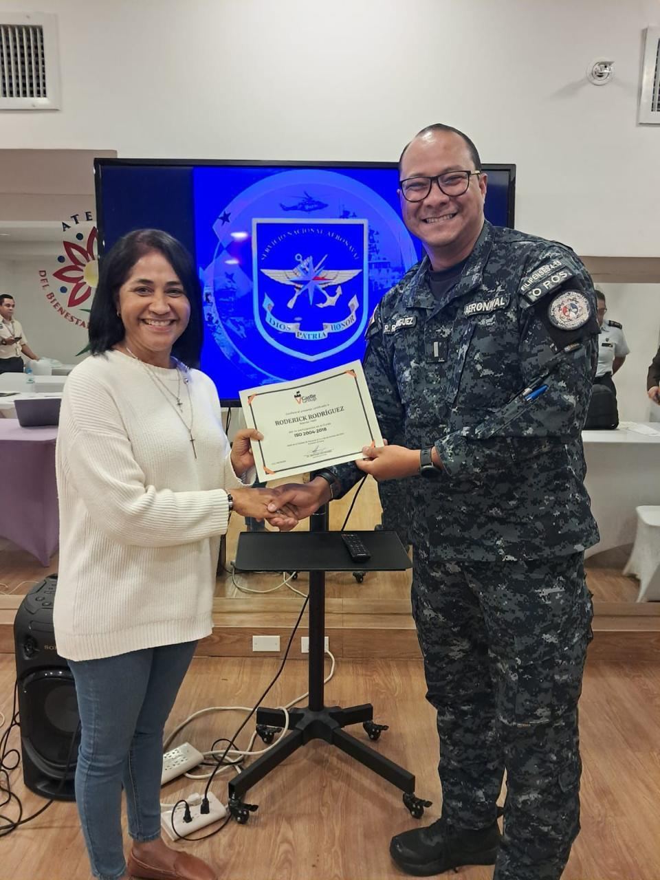 Entrega de certificación al Servicio Nacional Aeronaval de Panamá