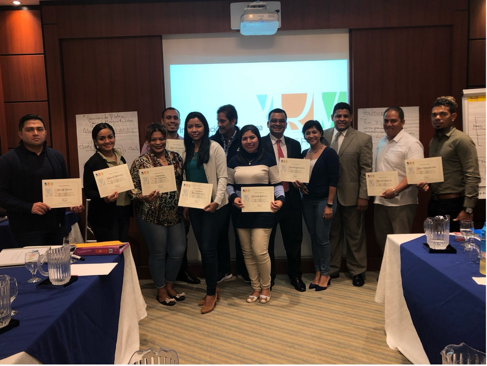 Equipo de QRM Services en una capacitación con entrega de certificados
